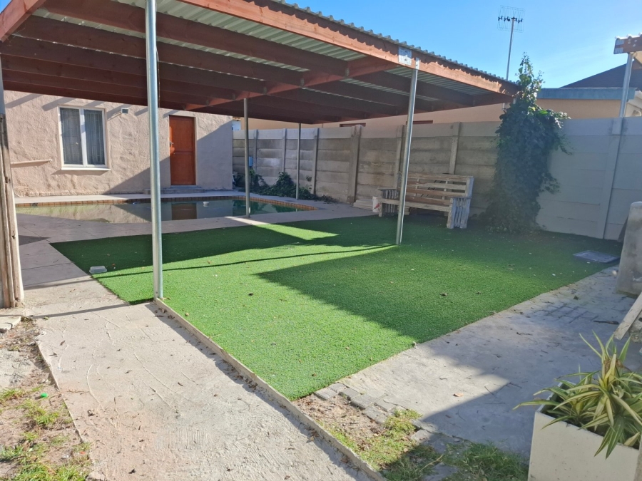 4 Bedroom Property for Sale in Oakdale Western Cape